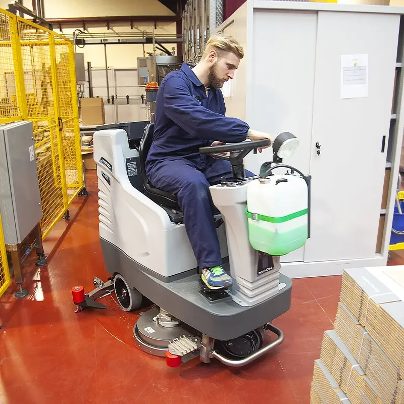 Fregadora de suelo industrial en almacén