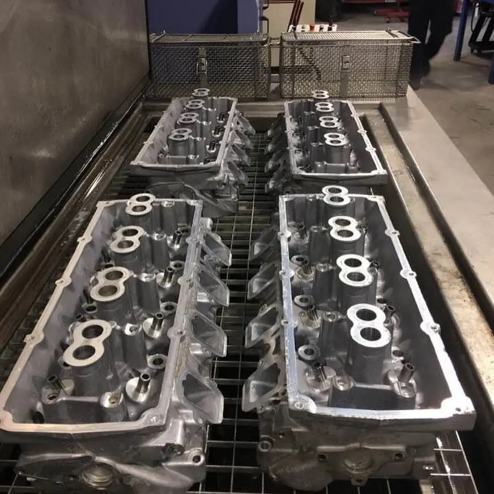 Motor de coche limpio tras lavado a presión
